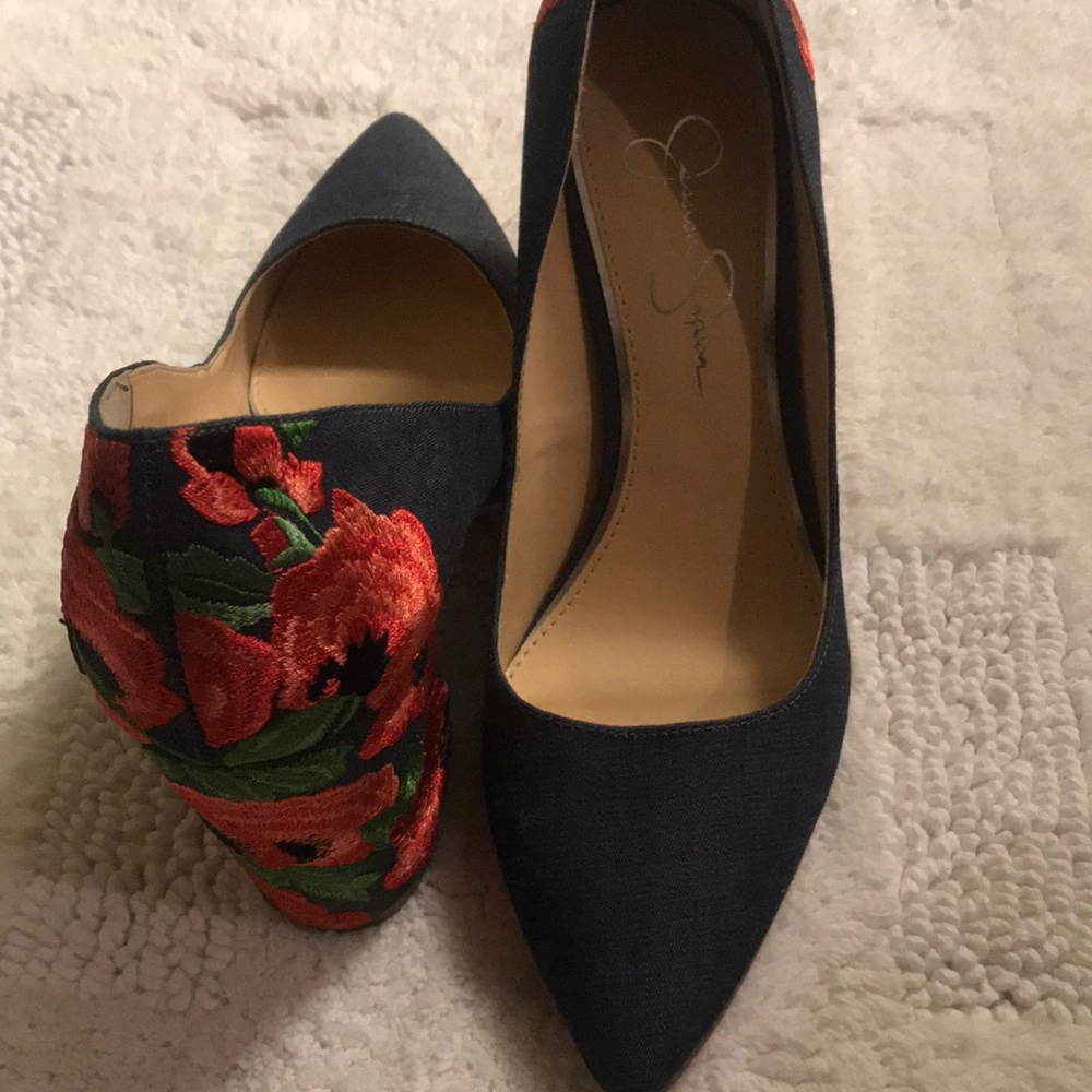 Excellent Pre Owned Condition Worn Once Inside.